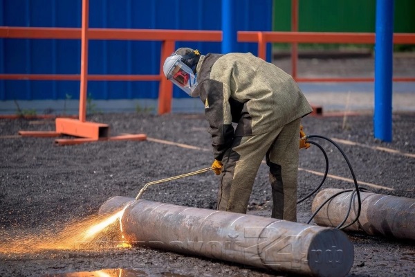Газорезчик металла, использующий баллоны с СУГ